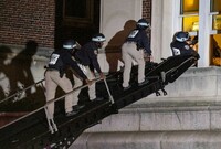 Newyorská policie vyvedla demonstranty z budovy Kolumbijské univerzity 